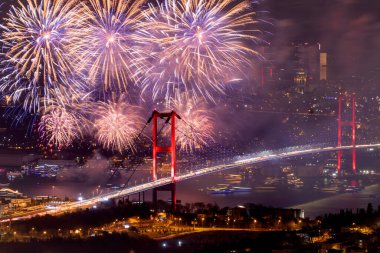 İSTANBUL, Turkey. İstanbul 'da 2020 Yılbaşı kutlamaları. İstanbul Boğazı Köprüsü (15 Temmuz Şehitler Köprüsü) ile havai fişek gösterisi. Camlica Tepesi çok güzel bir manzara Uskudar, İstanbul saat 00: 00