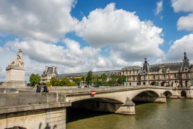 PARIS, FRANCE- 19 AĞUSTOS; Seine nehri (482 mi) uzunluğunda ve Fransa 'nın kuzeyindeki Paris Havzası' nda önemli bir ticari su yolu..