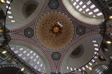 ISTANBUL, TURKEY - 6 Ağustos 2016: Süleyman Camii 'nin İçi (Süleyman Camii) İstanbul, Türkiye' deki 16. yüzyıldan kalma bir camidir.