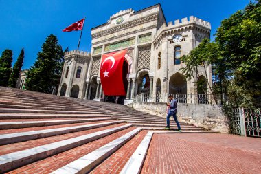 İSTANBUL, TURKEY - 6 Ağustos 2016: İstanbul Üniversitesi 'nin Beyazit Meydanı, İstanbul, Türkiye' de büyük Türk bayrağı taşıyan kemerli tarihi geçidi