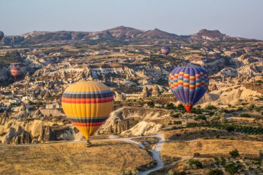 GOREME, TURKEY - 20 Temmuz 2016: Kapadokya 'da sıcak hava balonları uçuyor