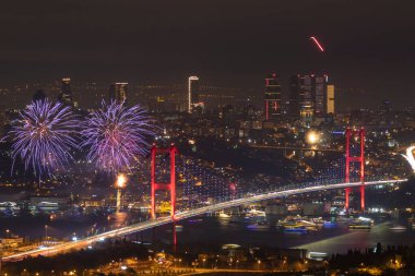 İSTANBUL, Turkey. İstanbul 'da 2020 Yılbaşı kutlamaları. İstanbul Boğazı Köprüsü (15 Temmuz Şehitler Köprüsü) ile havai fişek gösterisi. Camlica Tepesi çok güzel bir manzara Uskudar, İstanbul saat 00: 00