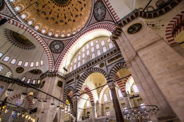 ISTANBUL, TURKEY - 6 Ağustos 2016: Süleyman Camii 'nin İçi (Süleyman Camii) İstanbul, Türkiye' deki 16. yüzyıldan kalma bir camidir.