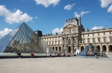 PARIS, FRANCE- 18 AĞUSTOS 2014; Louvre Müzesi dünyanın en büyük müzelerinden biridir ve Fransa 'nın Paris şehrinde tarihi bir anıttır..
