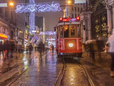 İSTANBUL, TURKEY - 30 HAZİRAN 2016: İstanbul, Taksim 'deki Istiklal Caddesi' nin tramvayının altından görüş. Tramvay, İstanbul 'un sembolü