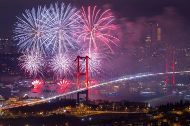 İSTANBUL, Turkey. İstanbul 'da 2020 Yılbaşı kutlamaları. İstanbul Boğazı Köprüsü (15 Temmuz Şehitler Köprüsü) ile havai fişek gösterisi. Camlica Tepesi çok güzel bir manzara Uskudar, İstanbul saat 00: 00