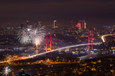 İSTANBUL, Turkey. İstanbul 'da 2020 Yılbaşı kutlamaları. İstanbul Boğazı Köprüsü (15 Temmuz Şehitler Köprüsü) ile havai fişek gösterisi. Camlica Tepesi çok güzel bir manzara Uskudar, İstanbul saat 00: 00