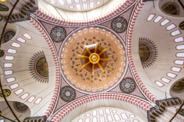 ISTANBUL, TURKEY - 6 Ağustos 2016: Süleyman Camii 'nin İçi (Süleyman Camii) İstanbul, Türkiye' deki 16. yüzyıldan kalma bir camidir.