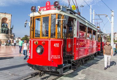 İSTANBUL - 10 Eylül 2016 akşamı İstanbul, Türkiye 'de Taksim İstiklal Caddesi. Taksim Istiklal Caddesi popüler bir turizm merkezi. Taksim Meydanı 'nda kırmızı tramvay var..