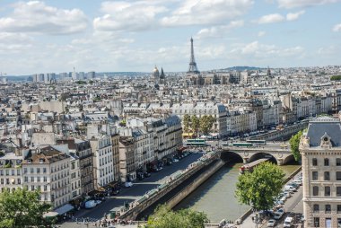 PARIS, FRANCE- 18 AĞUSTOS 2014; Notre Dame Katedrali 'nden görüş tüm Paris' i görebilir