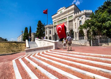 İSTANBUL, TURKEY - 6 Ağustos 2016: İstanbul Üniversitesi 'nin Beyazit Meydanı, İstanbul, Türkiye' de büyük Türk bayrağı taşıyan kemerli tarihi geçidi