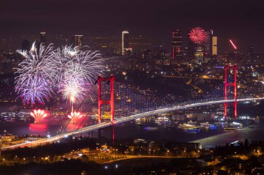 İSTANBUL, Turkey. İstanbul 'da 2020 Yılbaşı kutlamaları. İstanbul Boğazı Köprüsü (15 Temmuz Şehitler Köprüsü) ile havai fişek gösterisi. Camlica Tepesi çok güzel bir manzara Uskudar, İstanbul saat 00: 00