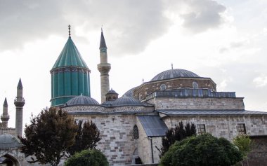 KONYA, TURKEY - 25 Temmuz 2015; Türkiye 'nin Konya kentinde yer alan Mevlana Müzesi, Mevlana veya Rumi olarak da bilinen Persli Sufi mistik Celal Muhammed Rumi' nin mozolesidir..