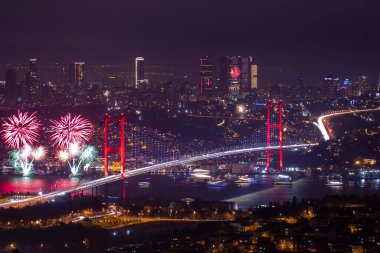 İSTANBUL, Turkey. İstanbul 'da 2020 Yılbaşı kutlamaları. İstanbul Boğazı Köprüsü (15 Temmuz Şehitler Köprüsü) ile havai fişek gösterisi. Camlica Tepesi çok güzel bir manzara Uskudar, İstanbul saat 00: 00