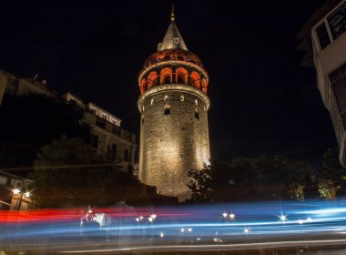 İstanbul 'da gece yarısı Galata Kulesi