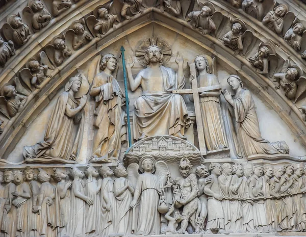 PARİS, FRANCE- AUGust 18, 2014; Notre-Dame Katedrali veya kısaca Notre-Dame, Fransa 'nın başkenti Paris' te yer alan tarihi katedraldir..