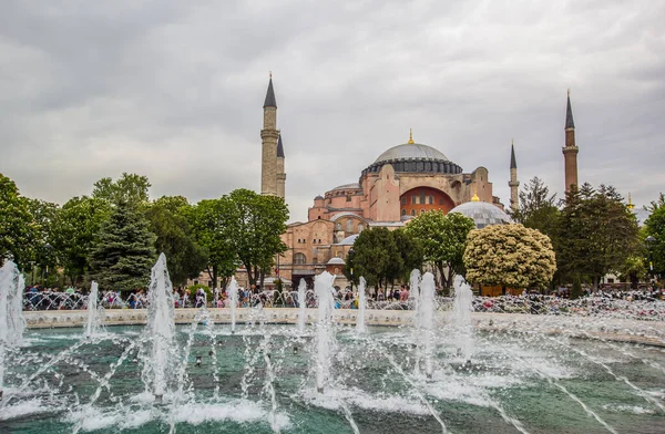 İSTANBUL, TURKEY - 23 Nisan 2016; İstanbul, Türkiye 'den Sultan Ahmed Camii (Mavi Cami)