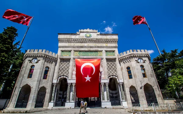 伊斯坦布尔 2016年8月6日 土耳其伊斯坦布尔碧亚兹特广场上的伊斯坦布尔大学拱形的巨大摩尔风格大门 上面挂着土耳其国旗 — 图库照片