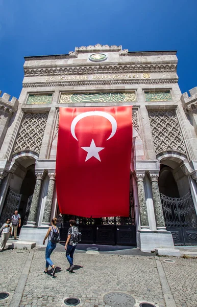 Istanbul Turquía Agosto 2016 Puerta Arqueada Monumental Estilo Morisco Universidad — Foto de Stock