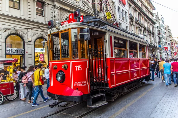 İSTANBUL - 10 Eylül 2016 akşamı İstanbul, Türkiye 'de Taksim İstiklal Caddesi. Taksim Istiklal Caddesi popüler bir turizm merkezi. Taksim Meydanı 'nda kırmızı tramvay var..