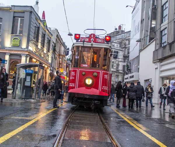 Istanbul Turkey Januari 2016 Zicht Van Onder Tram Van Istiklal — Stockfoto