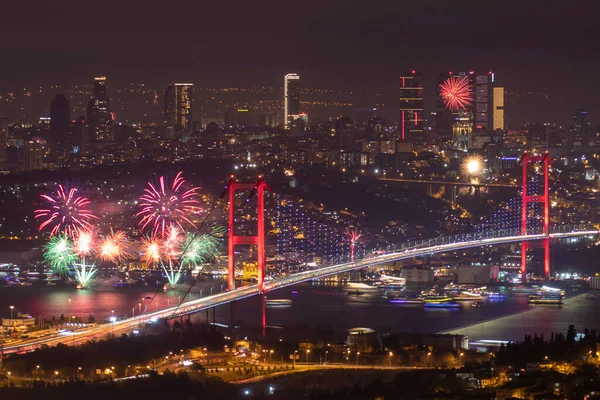 İSTANBUL, Turkey. İstanbul 'da 2020 Yılbaşı kutlamaları. İstanbul Boğazı Köprüsü (15 Temmuz Şehitler Köprüsü) ile havai fişek gösterisi. Camlica Tepesi çok güzel bir manzara Uskudar, İstanbul saat 00: 00