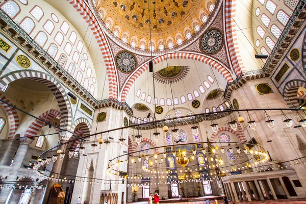 イスタンブール トルコ 2016年8月6日 スレイマンモスクの内部 Suleymaniye Camii は2016年8月6日トルコのイスタンブールにある壮大な16世紀のモスクです — ストック写真