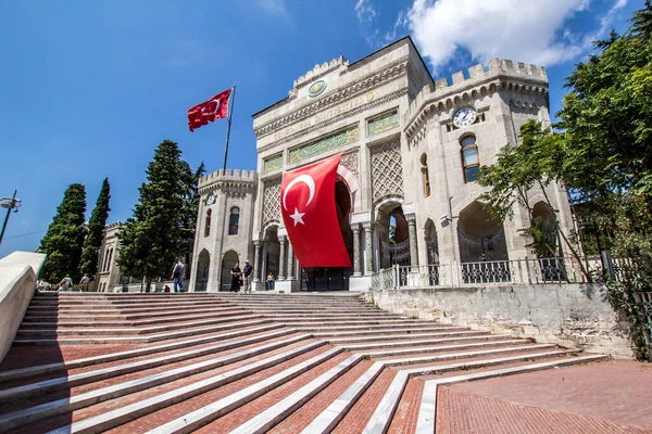 İSTANBUL, TURKEY - 6 Ağustos 2016: İstanbul Üniversitesi 'nin Beyazit Meydanı, İstanbul, Türkiye' de büyük Türk bayrağı taşıyan kemerli tarihi geçidi