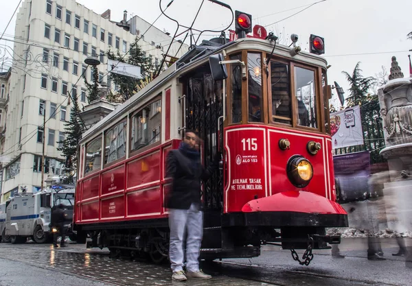 İSTANBUL, TURKEY - 30 HAZİRAN 2016: İstanbul, Taksim 'deki Istiklal Caddesi' nin tramvayının altından görüş. Tramvay, İstanbul 'un sembolü