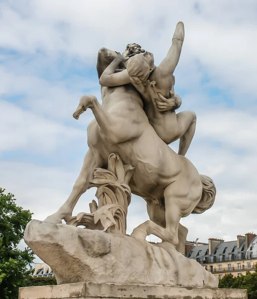 フランス 8月17 2014 チュイルリー庭園は ルーブル美術館とパリの1区のコンコルド広場の間に位置する公共庭園です — ストック写真