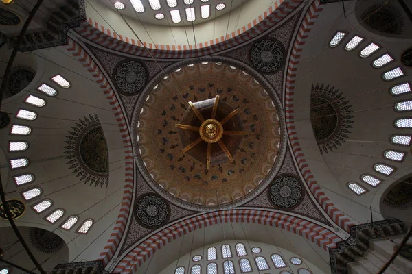 ISTANBUL, TURKEY - 6 Ağustos 2016: Süleyman Camii 'nin İçi (Süleyman Camii) İstanbul, Türkiye' deki 16. yüzyıldan kalma bir camidir.