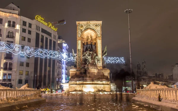 Istanbul Turquía Enero 2016 Monumento República Plaza Taksim Por Noche Imágenes de stock libres de derechos