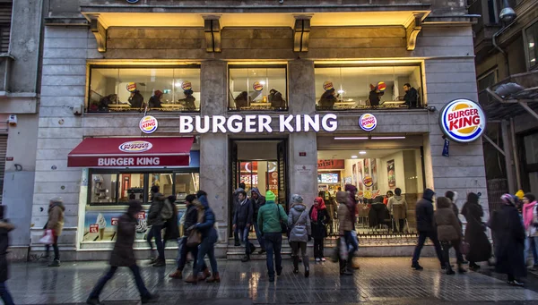 Istanbul Türkei Januar Passanten Der Istiklal Straße Istanbul Burger King lizenzfreie Stockfotos