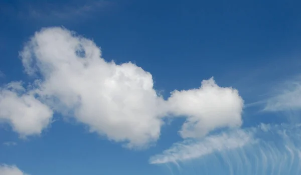 Mavi Gökyüzünde Beyaz Bulutlar Stok Fotoğraf