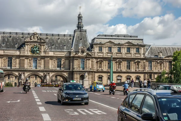 Paris France August 2014 Cars Passing Bridge Paris 图库图片