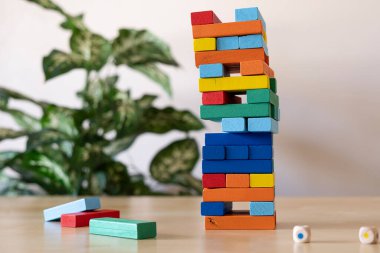 Tahta masa üzerinde oynayan çocuklar için ahşap renk bloğu yığını oyunu, öğrenme ve eğitim geçmişi kavramı. Arkadaşlar.