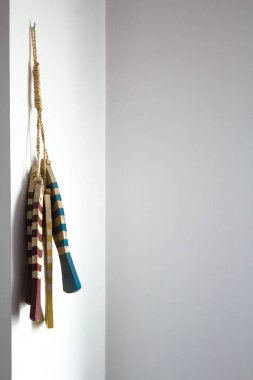 Beyaz bir duvarda dekoratif renkli balıklar