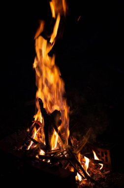 Büyüleyici bir bahar şenlik ateşi.