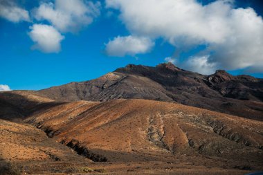 Dağlar, gökyüzü ve bulutlarla manzara