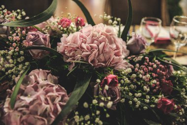 Bir düğün için çiçek buketleri