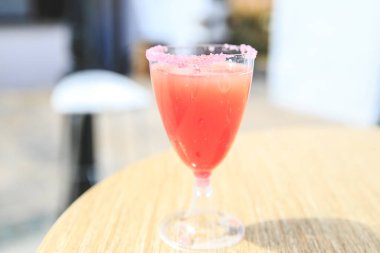 Kokteyl bardağında soğuk kokteyl