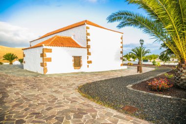 Küçük bir köyde eski bir ev.