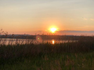 Küçük bir gölün üzerinde gün doğumu 