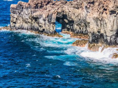 Okyanus taşlı ve dalgalı sahil manzarası