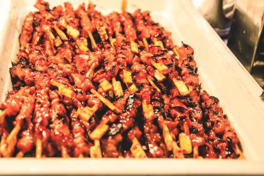 Farklı tat ve meyveli yemek tabağı.