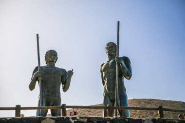 Dağdaki iki savaşçının anıtı.