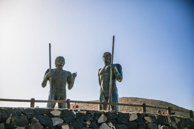 Dağdaki iki savaşçının anıtı.