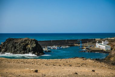 Okyanus, kaya ve gökyüzü manzaralı sahil kenarı