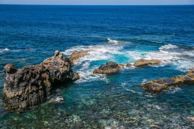 Taşlarla, dalgalarla ve gökyüzüyle okyanus manzarası