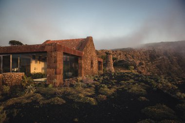 Eski ev ve gün batımı 